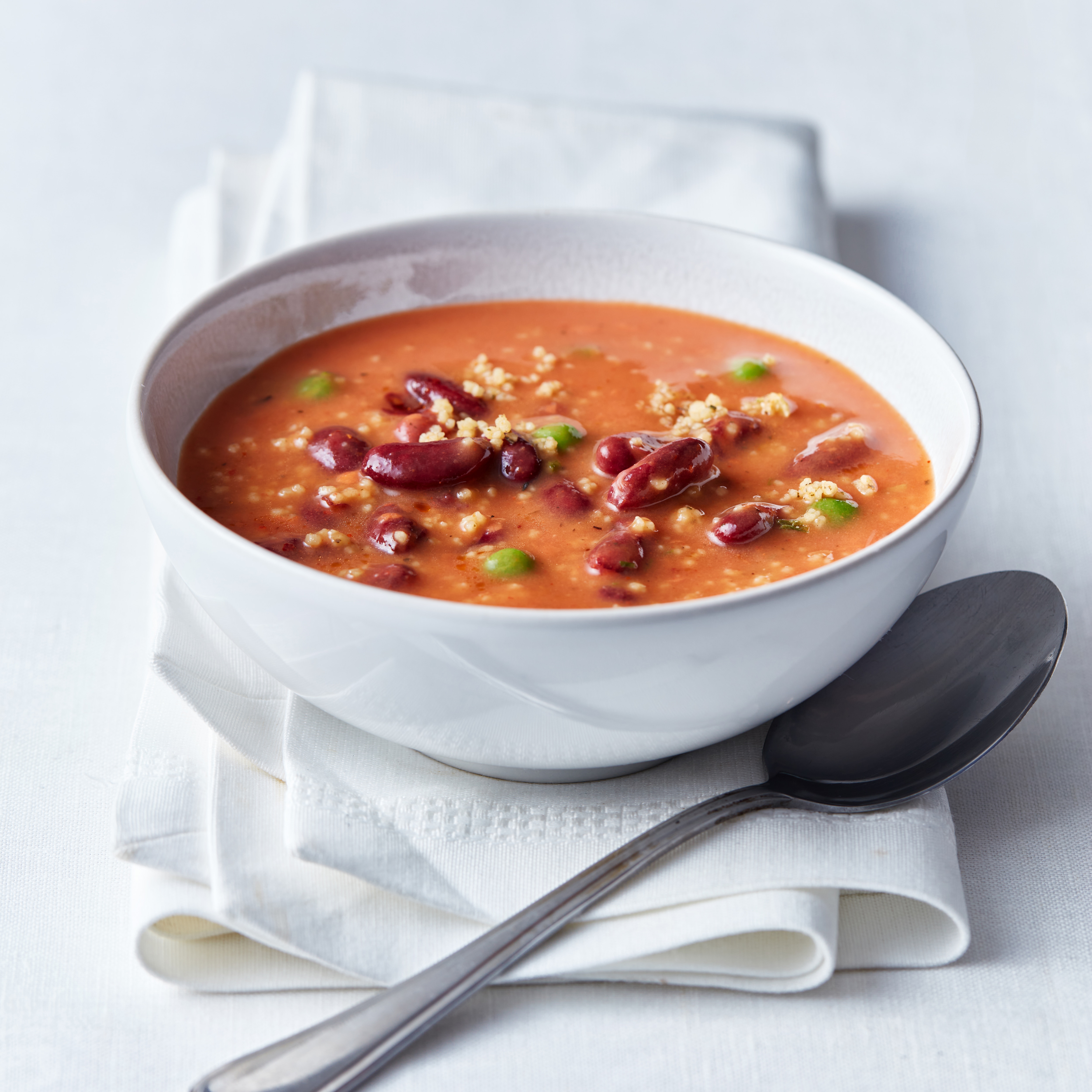 Soupe de tomates avec taboulé et haricots rouges